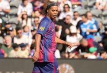 قميص رونالدينيو الكلاسيكي يثير حماس جماهير برشلونة قبل مواجهة رايو فاليكانو