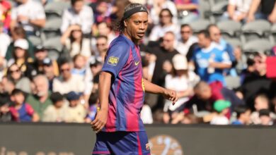 قميص رونالدينيو الكلاسيكي يثير حماس جماهير برشلونة قبل مواجهة رايو فاليكانو