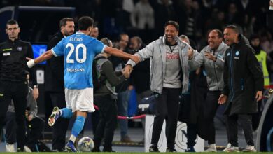 نابولي يكتسح تورينو 2-1 ويقترب من ميلان في الدوري الإيطالي