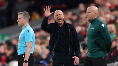 آرني سلوت: تحذير من تكرار "لعبة رمي العملة" في ليفربول