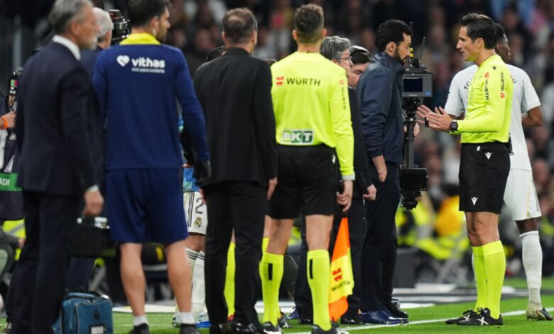 طرد فالفيردي يشعل ديربي مدريد.. هتافات "الفساد" تزلزل سانتياجو برنابيو