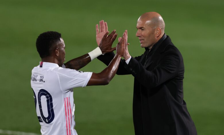 زيدان.. بيريز يراهن على ولاية ثالثة لقيادة ريال مدريد
