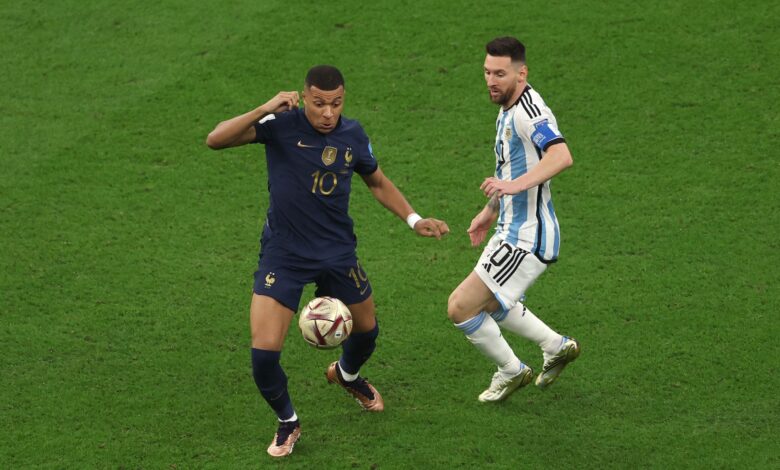 ليجو تجمع أساطير الكرة: ميسي ورونالدو ومبابي وفينيسيوس في إعلان واحد