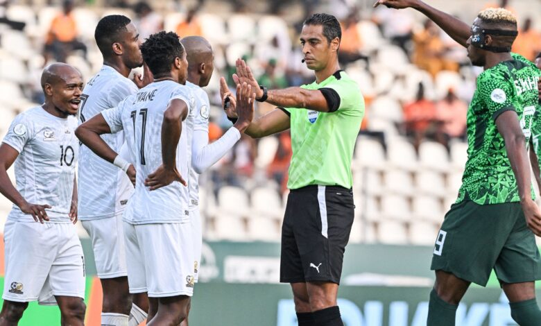 حكم مصري يقود صدام مغربي جزائري في كأس الكونفدرالية