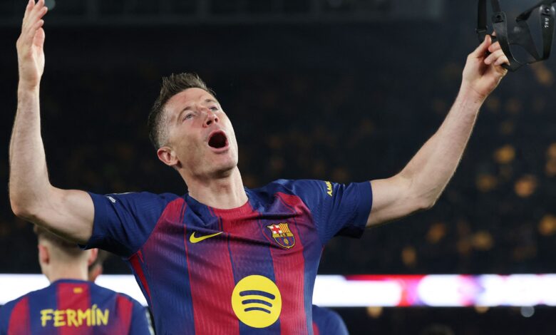 ليفاندوفسكي يرد على أنباء رحيله عن برشلونة