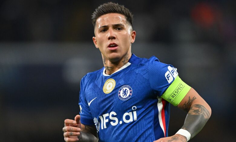 غضب لاعبي تشيلسي من إنزو فرنانديز: هل يقترب رحيله عن النادي؟