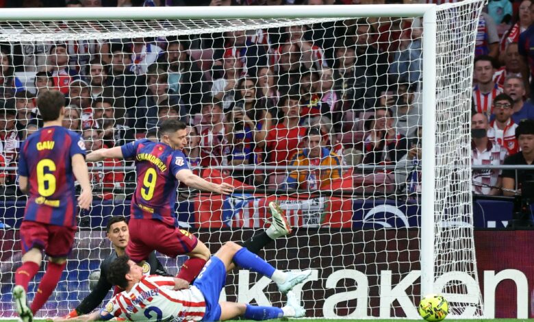 برشلونة يسحق أتلتيكو مدريد بهدف ليفاندوفسكي الدراماتيكي