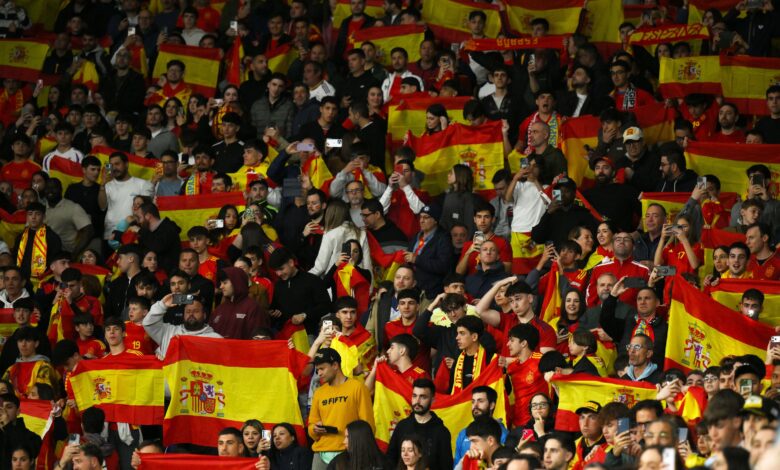 رئيس وزراء إسبانيا يدين العنصرية ضد الإسلام: المنتخب وجماهيره ليسا استثناءً