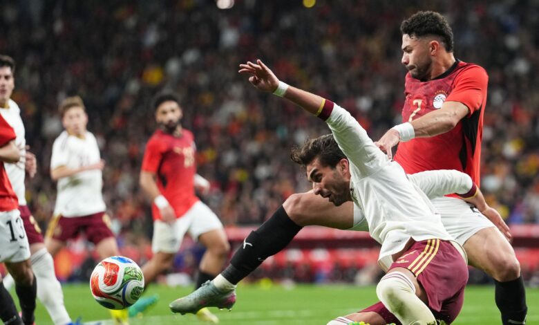 شرطة كتالونيا تحقق في هتافات عنصرية ضد منتخب مصر