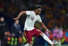 والد يامال يطالب بالاحترام المتبادل بعد هتافات عنصرية ضد الإسلام