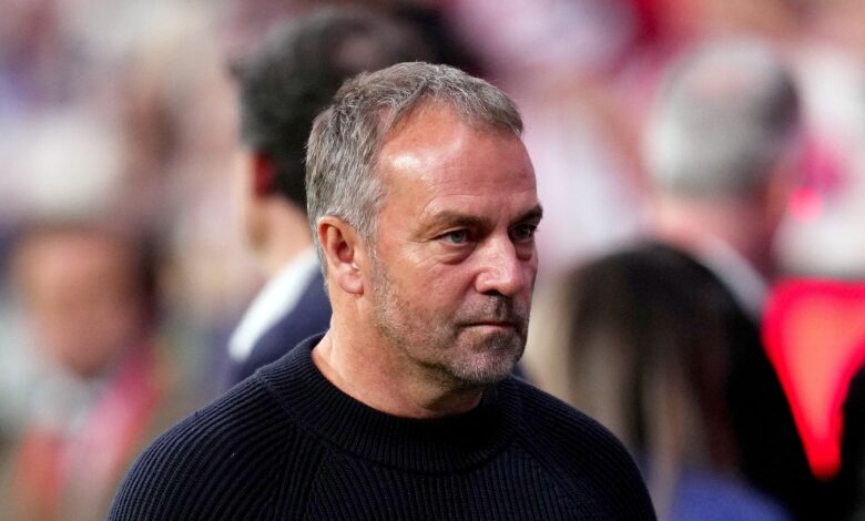 فليك: لا أهتم بتعثر الريال، والحكم أخطأ في طرد جيرارد مارتن