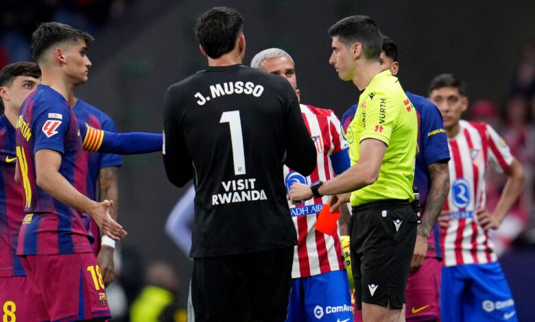 تقييم صادم لحكم مباراة أتلتيكو وبرشلونة: 2 من 10!