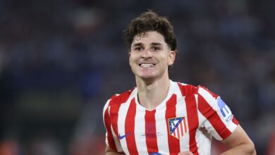 جوليان ألفاريز.. تحركات عائلية تقربه من برشلونة