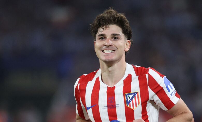 جوليان ألفاريز.. تحركات عائلية تقربه من برشلونة