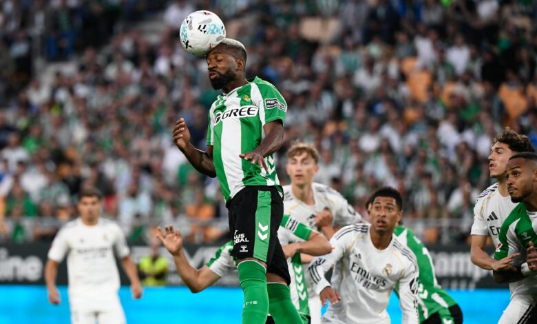 هل استحق لاعب ريال مدريد الطرد أمام بيتيس؟.. خبير تحكيمي