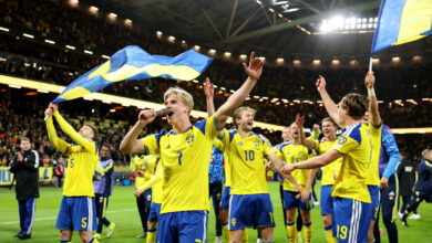 لوكاس بيرجفال يحتفل بفوز السويد على بولندا في ملحق تصفيات كأس العالم 2026 بملعب "ستراوبيري أرينا". (تصوير: لينيا ريبورج - Getty)