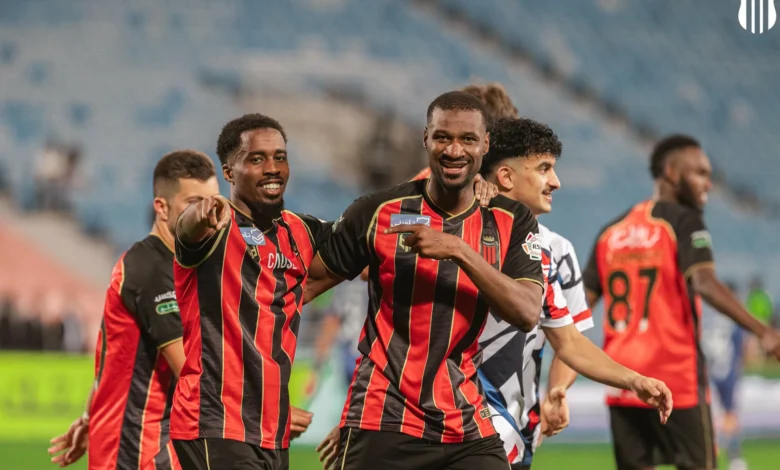 الرياض يهزم الفتح ويتمسك بآماله