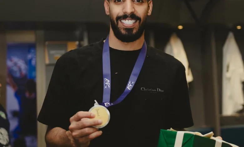الأهلي يكرّم الرشيدي بميدالية وساعة بعد إنجاز دوري أبطال آسيا