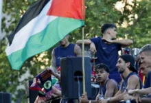 لامين يامال يرفع علم فلسطين في احتفالات برشلونة..