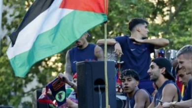 لامين يامال يرفع علم فلسطين في احتفالات برشلونة..