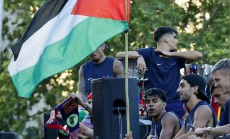 لامين يامال يرفع علم فلسطين في احتفالات برشلونة..