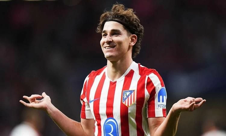 أتلتيكو مدريد يهاجم شائعات برشلونة: ألفاريز ليس للبيع