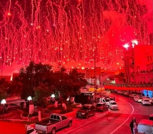 مولودية الجزائر: جماهير تحوّل سماء العاصمة حمراء احتفالاً باللقب العاشر