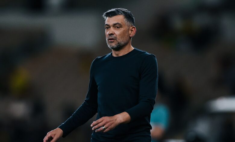 الاتحاد يبحث عن مدرب.. هل يفشل التفاوض بسبب اعتزال أجيري؟