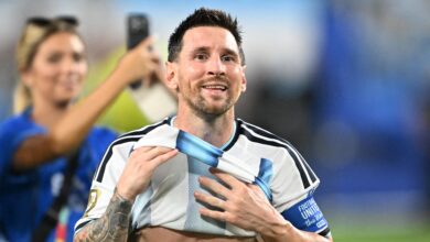 ميسي يسخر من شائعات ارتباطه بصحفية أرجنتينية
