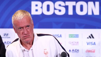 ديديه ديشامب يتراجع عن إنهاء المؤتمر إثر مشادة مع صحفي