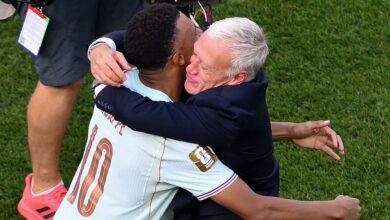 مبابي وديشامب.. وداع مؤثر قبل مباراة إنجلترا