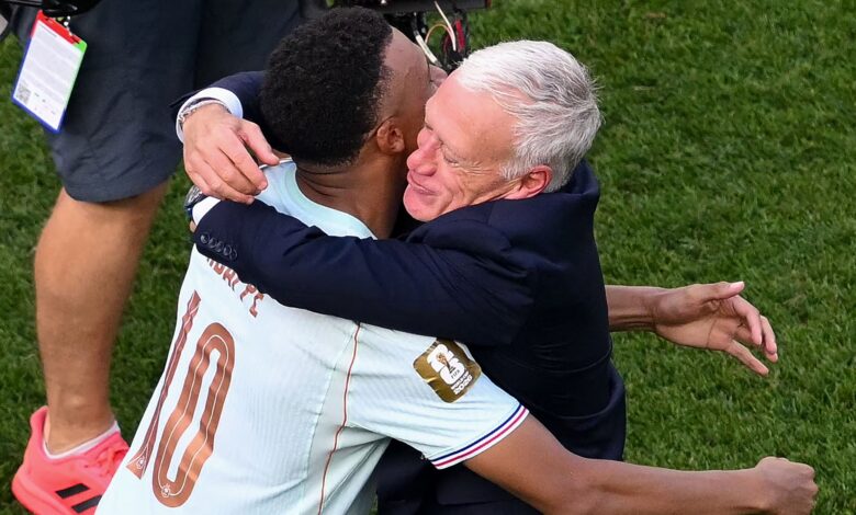 مبابي وديشامب.. وداع مؤثر قبل مباراة إنجلترا