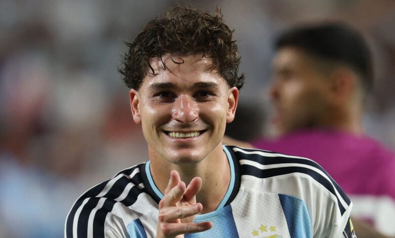 أتلتيكو مدريد يرفض بيع ألفاريز لبرشلونة حتى بـ200 مليون