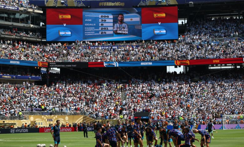 نهائي كأس العالم 2026 يشهد جدلاً حول أرضية الملعب