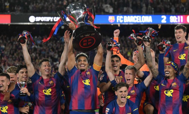 برشلونة يثير غضب جماهيره بصورة لاعب ريال مدريد