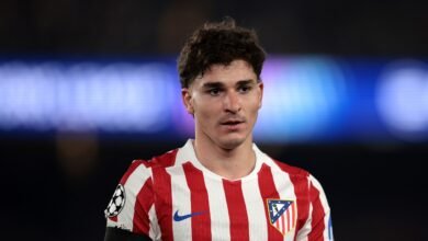 برشلونة يواجه منافسة قوية من تشيلسي ويونايتد على بديل ألفاريز