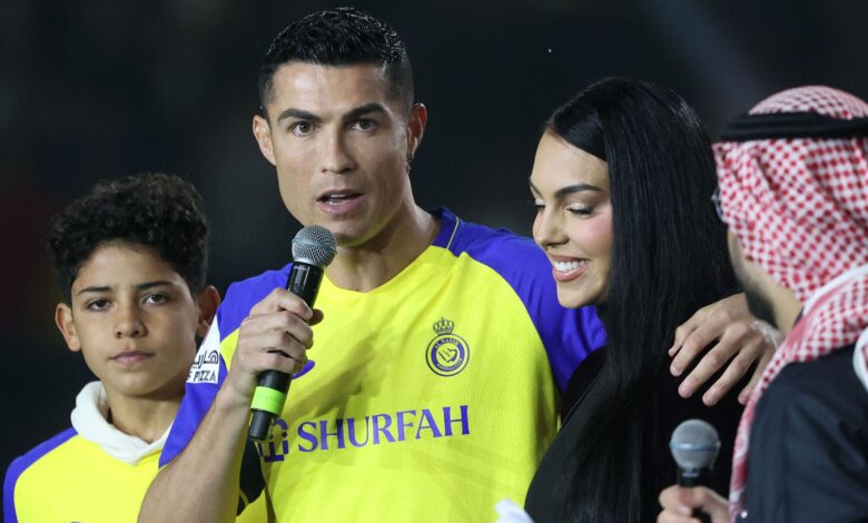 كريستيانو رونالدو يعلن زواجه من جورجينا بعد 10 سنوات