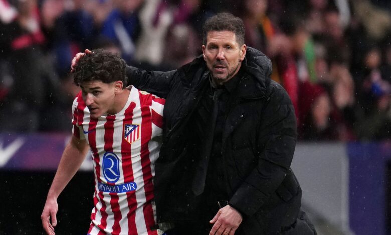 برشلونة.. ألفاريز وسيميوني وجهًا لوجه لطلب الرحيل