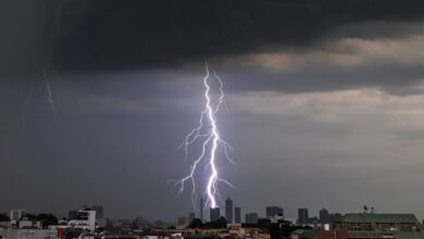 كارثة في الملعب بسبب صاعقة برق.. لاعب يلقى مصرعه
