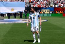 فيديو مارتينيز.. يفاجئ ميسي بقصة شعر قبل الوداع