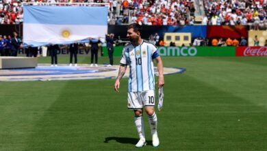 فيديو مارتينيز.. يفاجئ ميسي بقصة شعر قبل الوداع