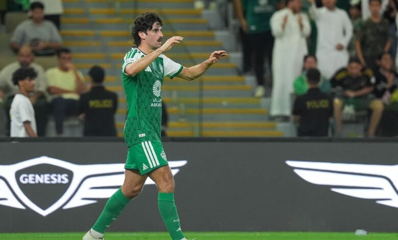 ترينكاو.. منتخب البرتغال يحتفي بتألقه أمام الوصل